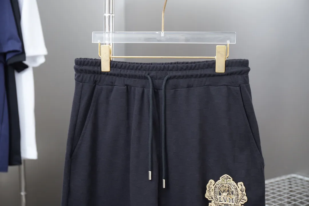 🅿️200 Louis LV 25ss new early spring shorts checkerboard jacquard crown embroidery shorts light luxury essential item for daily commuting for men and women correct version welcome to compare detailed features · piqué jacquard fabric, 100% pure cotton with high count cotton added, dry and avoid stuffiness, made by computer knitting machine or hand weaving machine, the shape is similar to bees. · The gold thread embroidery sealing process is combined, interweaving metal threads with other silk threads · Double-needle stitching across seams · Original main mark, washed tag, branded moisture-proof paper packaging Color: black/white/green Size: S/M/L/XL